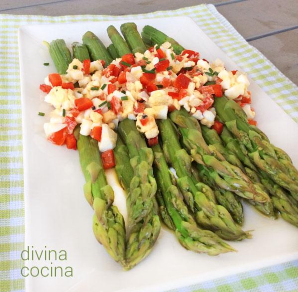 Espárragos trigueros con vinagreta acompañado de salchichas al vino blanco con cebolla